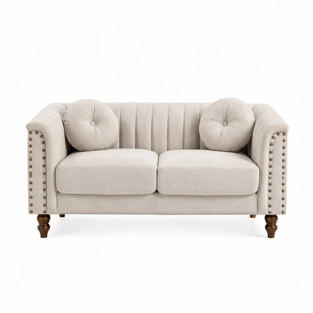 Canapé 2 places 150 cm x 82 cm x 76 cm tissu polyester beige pieds bois massif accoudoirs cloutés coussins ronds